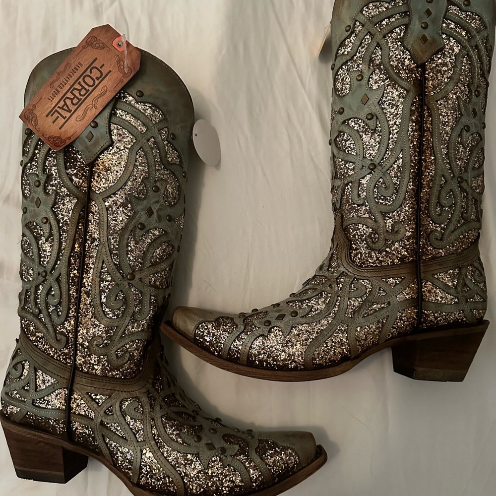 Corral women’s cowboy boots teal/tan with sparkle inlay For narrow feet.